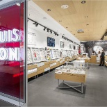 Louis Pion fait partie de la Branche Horlogère du Groupe Galeries Lafayette.